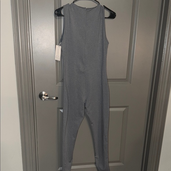Chic Gray Sleeveless Jumpsuit - Picture 2 of 4